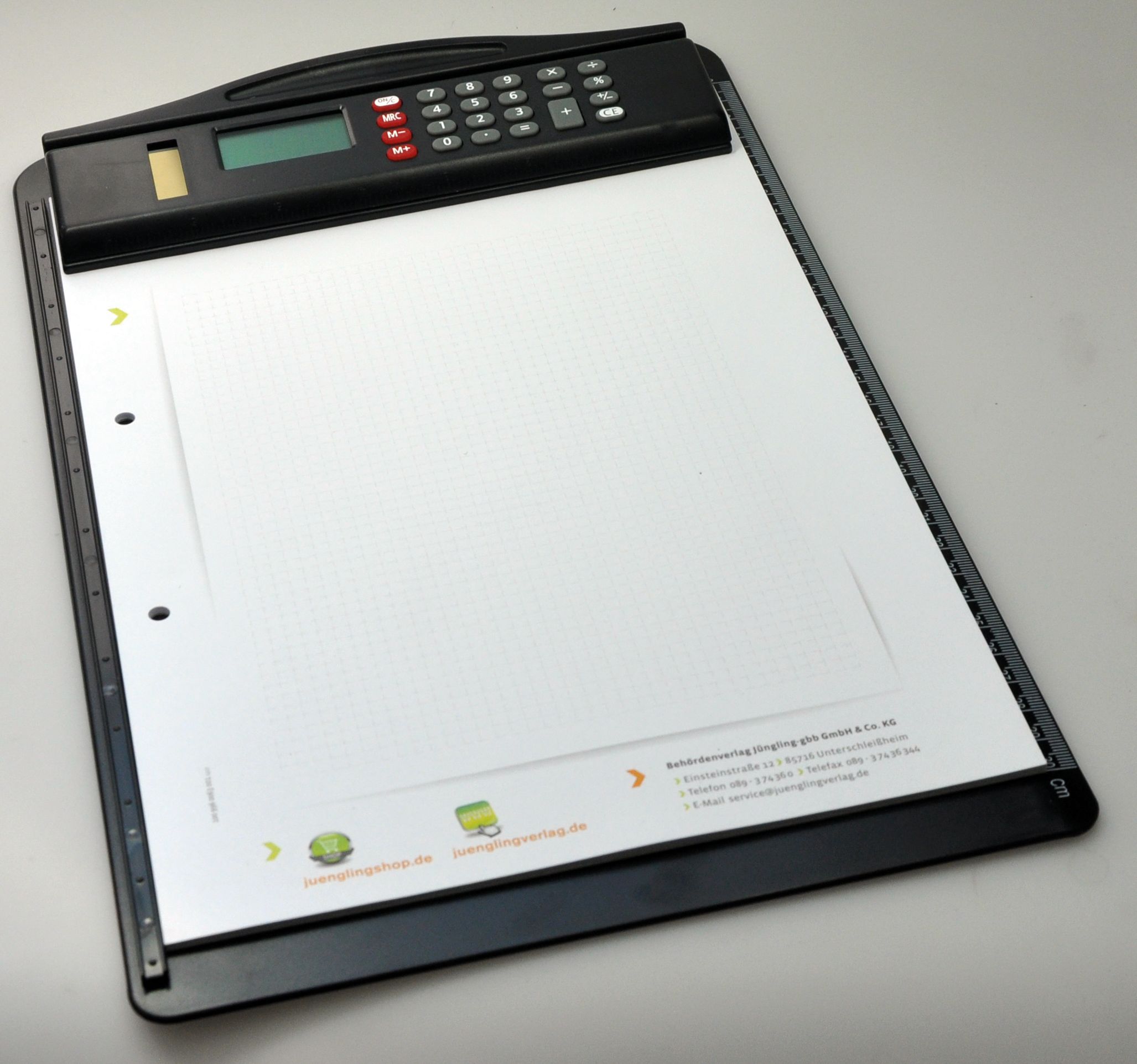 Klemmbrett mit Taschenrechner