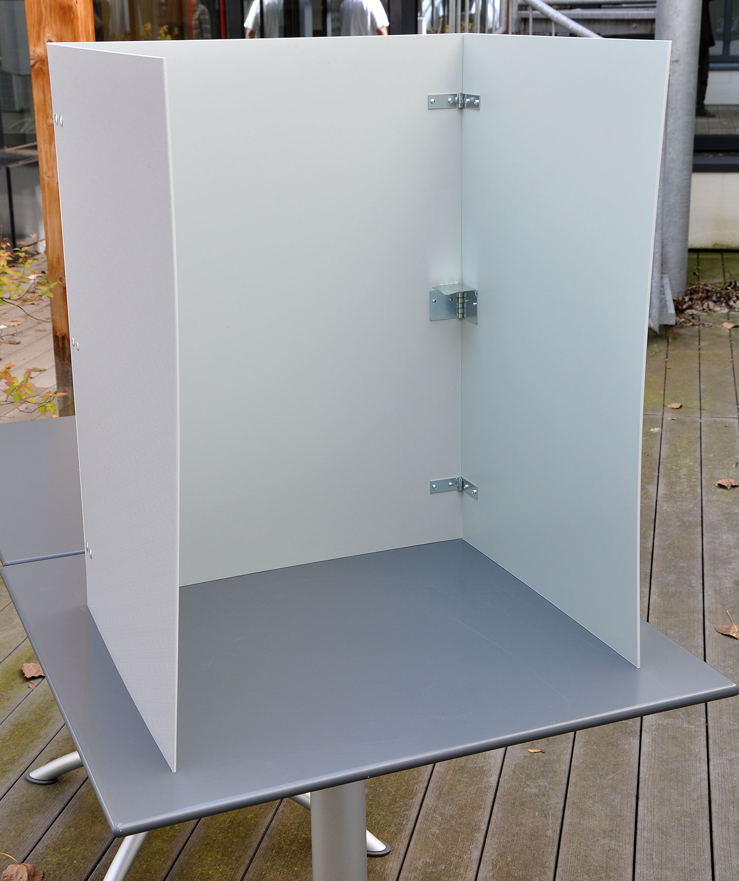 Tisch-Wahlkabine, 60 cm schmal, zusammenlegbar Tisch-Wahlkabine, 60 cm schmal, zusammenlegbar